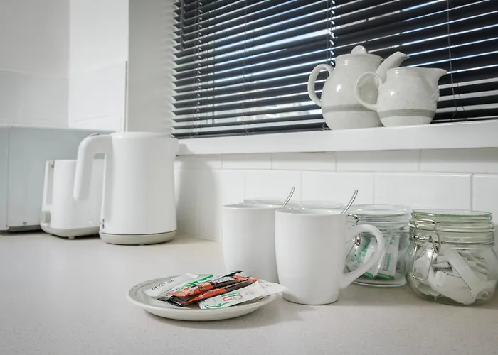 Barton Beachside - Comfort Onebedroom Apartment, Double & Sofabed - Central Beach & Promenade Location - Over 21\'S, Family Friendly Only, Id Required, Stairs Access, Free Parking