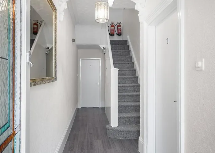Barton Beachside - Comfort Onebedroom Apartment, Double & Sofabed - Central Beach & Promenade Location - Over 21\'S, Family Friendly Only, Id Required, Stairs Access, Free Parking