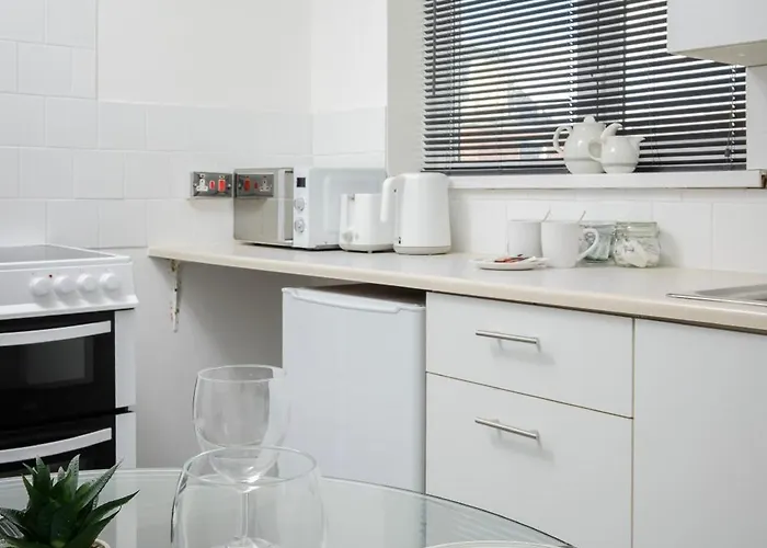 Barton Beachside - Comfort Onebedroom Apartment, Double & Sofabed - Central Beach & Promenade Location - Over 21\'S, Family Friendly Only, Id Required, Stairs Access, Free Parking
